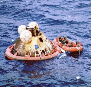 la cápsula del Apolo 11 es recogida en el Pacífico por marines del portaaviones Hornett de USA.